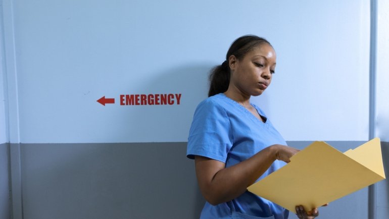 Travel nurse in scrubs ready for a short-term hospital assignment, symbolizing flexible and adventurous 4 week travel nurse jobs