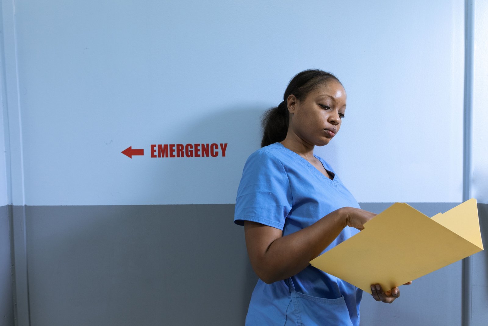 Travel nurse in scrubs ready for a short-term hospital assignment, symbolizing flexible and adventurous 4 week travel nurse jobs