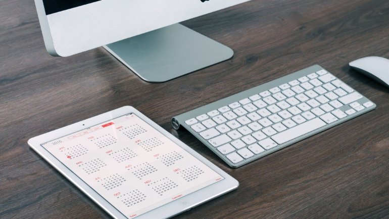 Professional using a digital calendar app with travel time buffers to manage appointments and improve punctuality