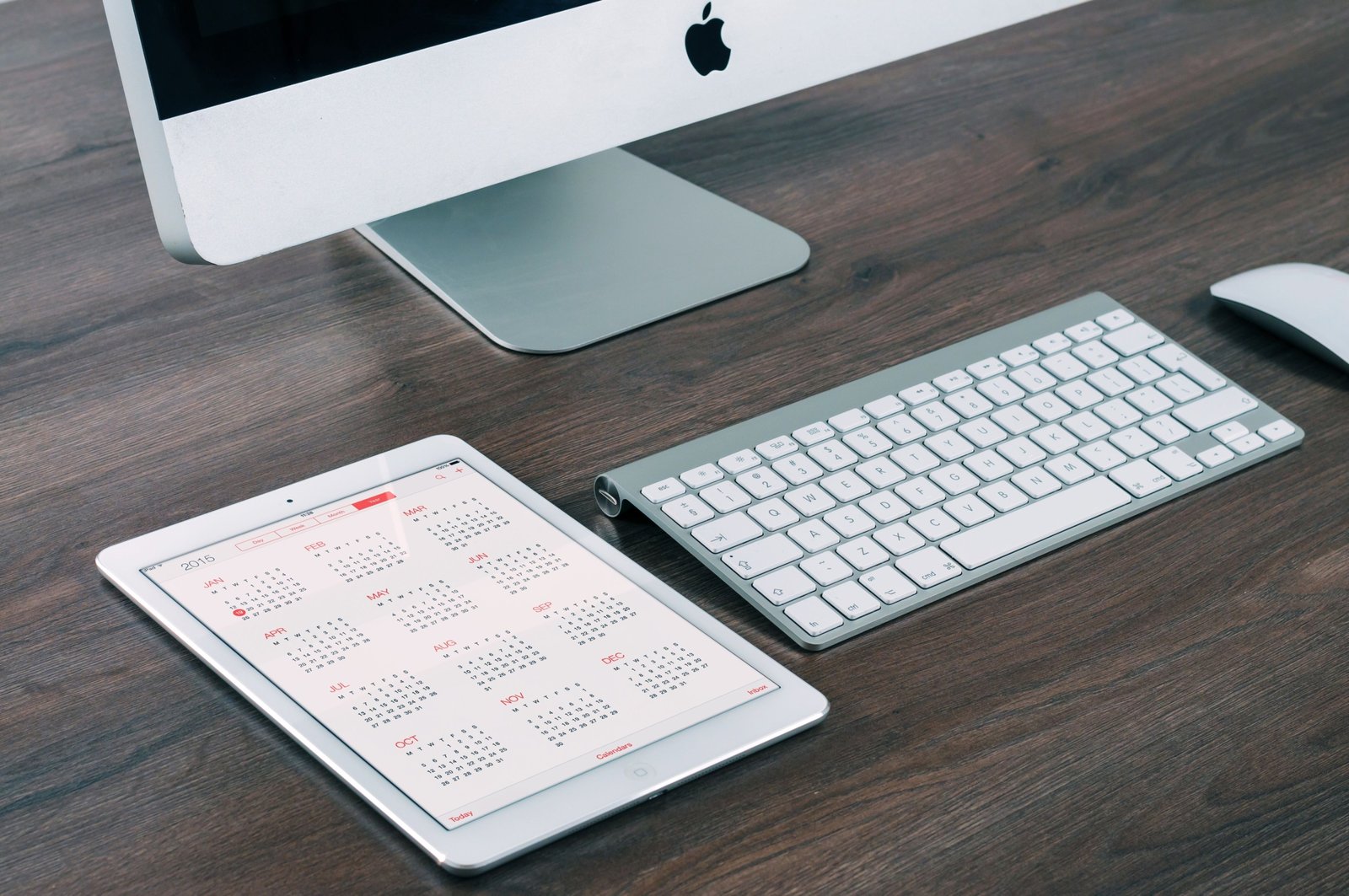 Professional using a digital calendar app with travel time buffers to manage appointments and improve punctuality