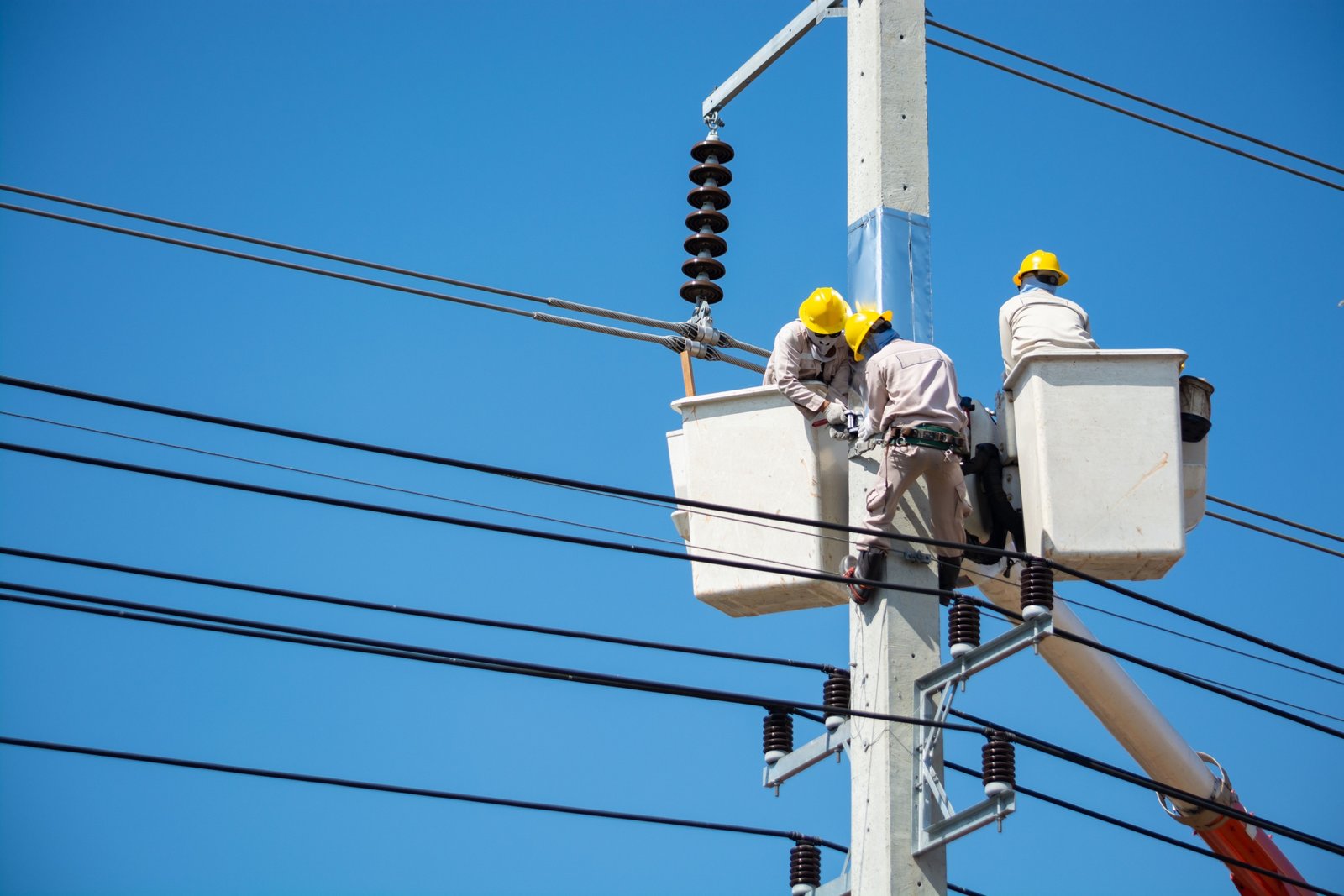 Traveling electrician working at a job site, demonstrating flexible electrical work across different locations in the US