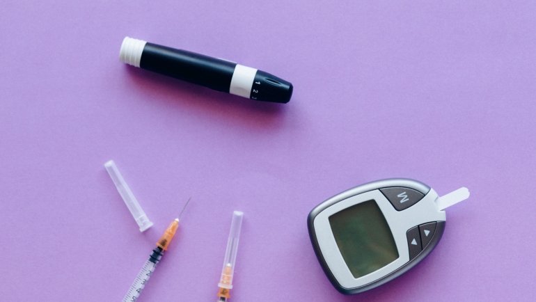 Insulin travel case with organized insulin pens and diabetes supplies for safe and convenient travel