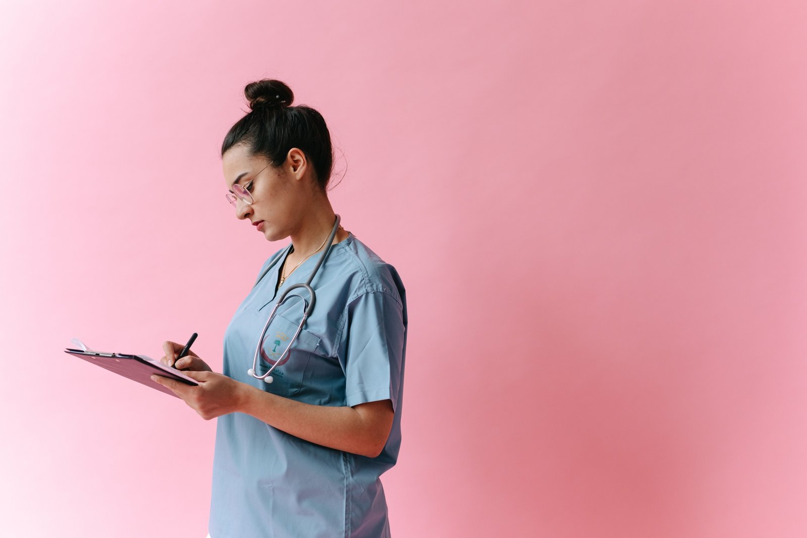 travel nurse preparing for a hospital assignment demonstrating flexibility and professionalism in healthcare