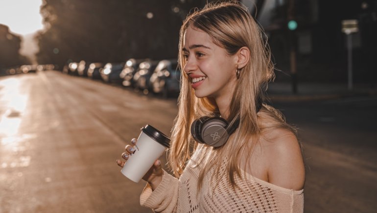 24 oz insulated travel coffee cup being used during a morning commute or outdoor activity