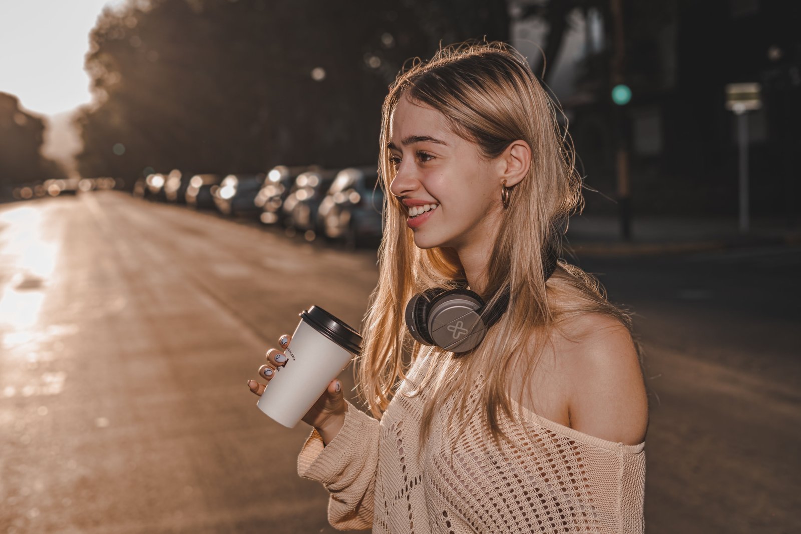 24 oz insulated travel coffee cup being used during a morning commute or outdoor activity