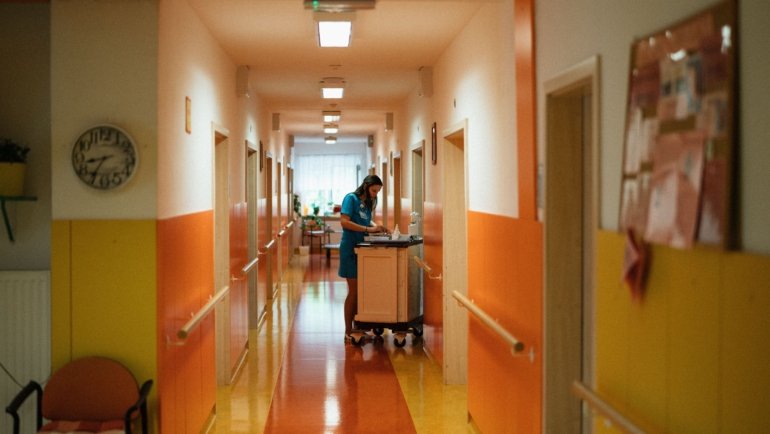 Travel nurse case manager coordinating patient care remotely in different healthcare environments