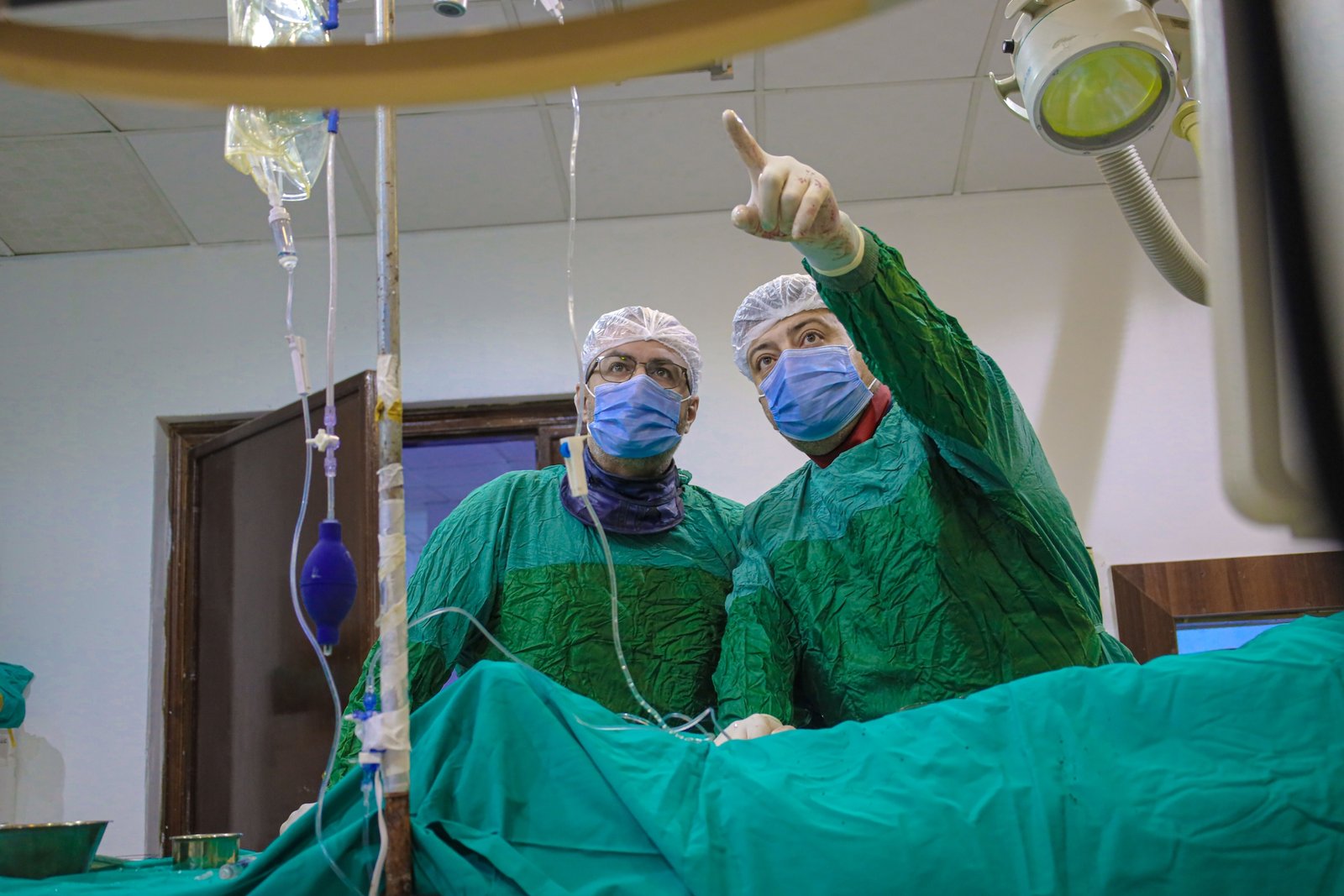 Travel perfusionist operating heart-lung machine during cardiac surgery in diverse hospital environment