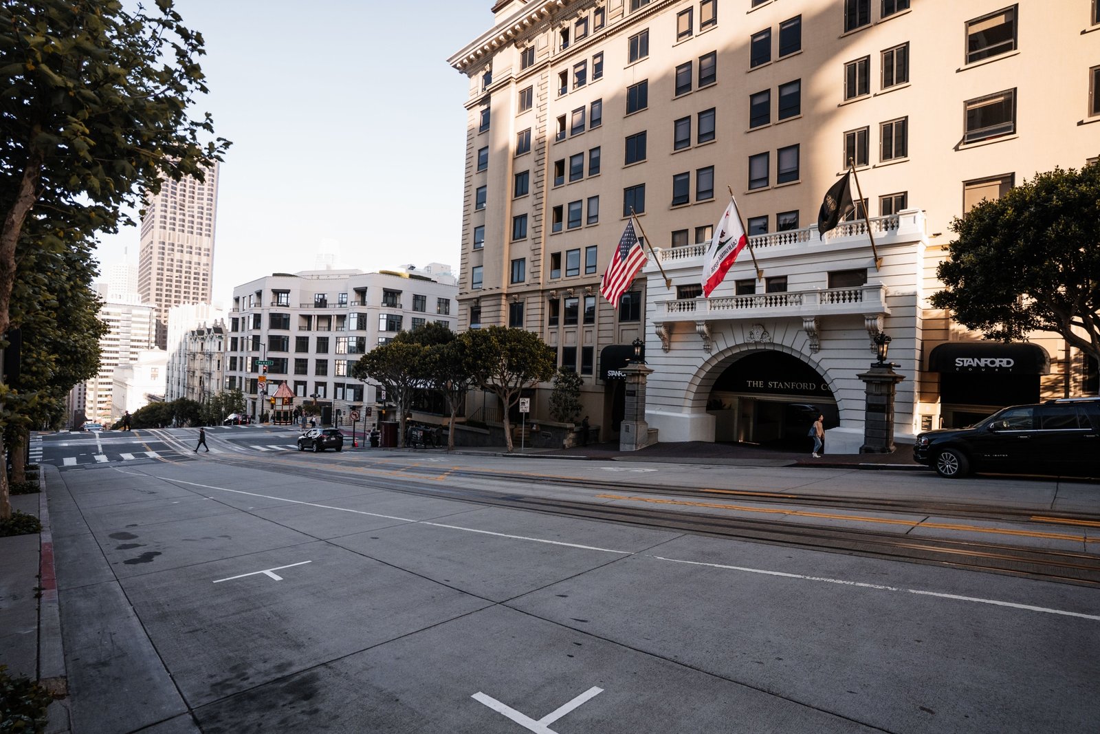 Luxury hotel in San Francisco with city skyline view, perfect for travelers seeking exclusive and comfortable accommodations