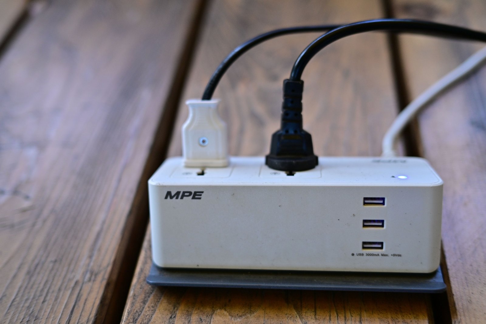 Compact 5 in 1 travel power strip charging multiple electronic devices with USB ports and universal sockets